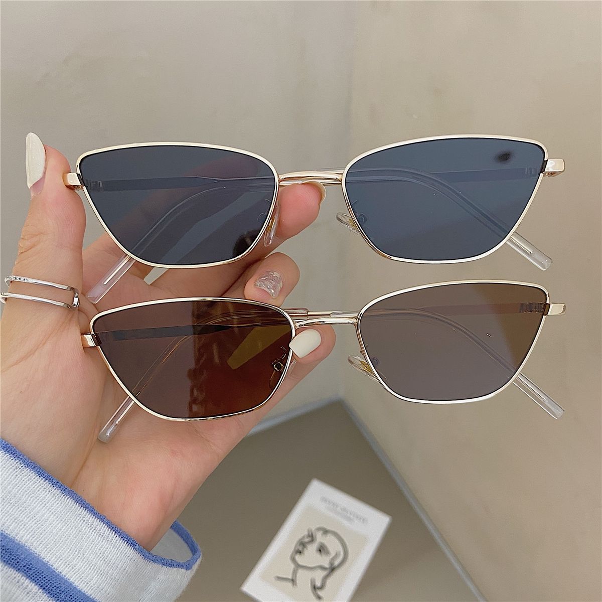 Women Fashion Glasses - Модные металлические солнцезащитные очки в форме