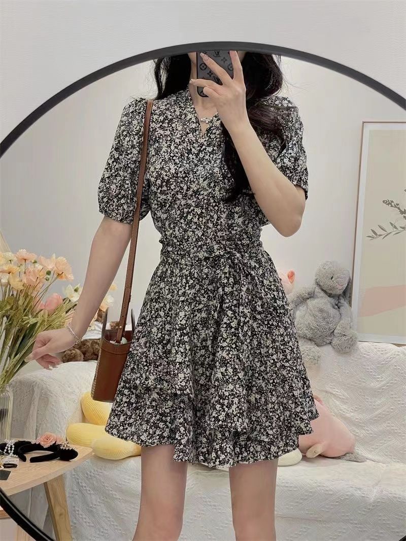 Wrap Blouse Chiffon - Облегающее женское платье с маленькой маргариткой,